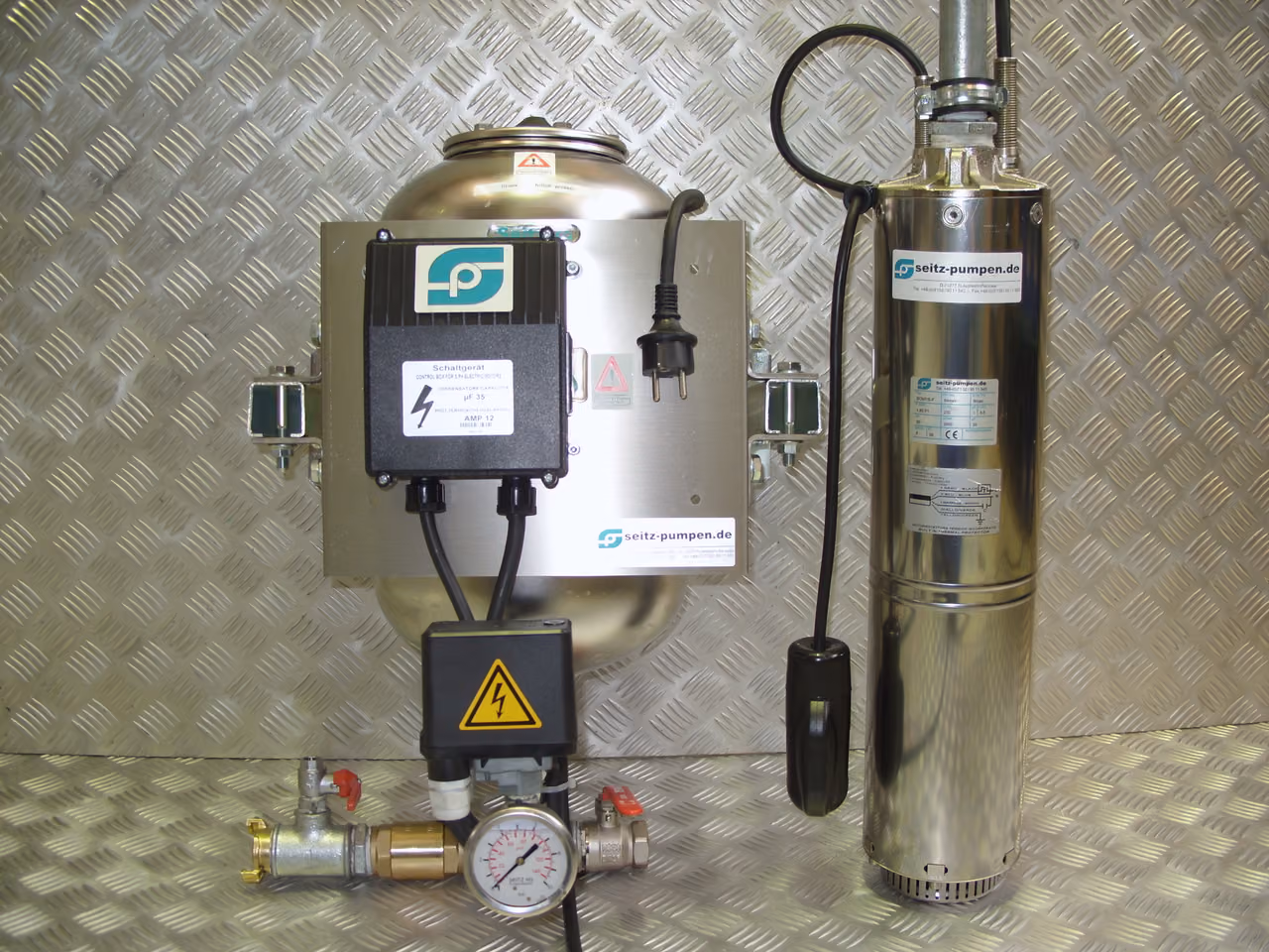 Brunnenpumpe SCM7 mit Abschaltautomat und Edelstahlkessel auf Riffelblech