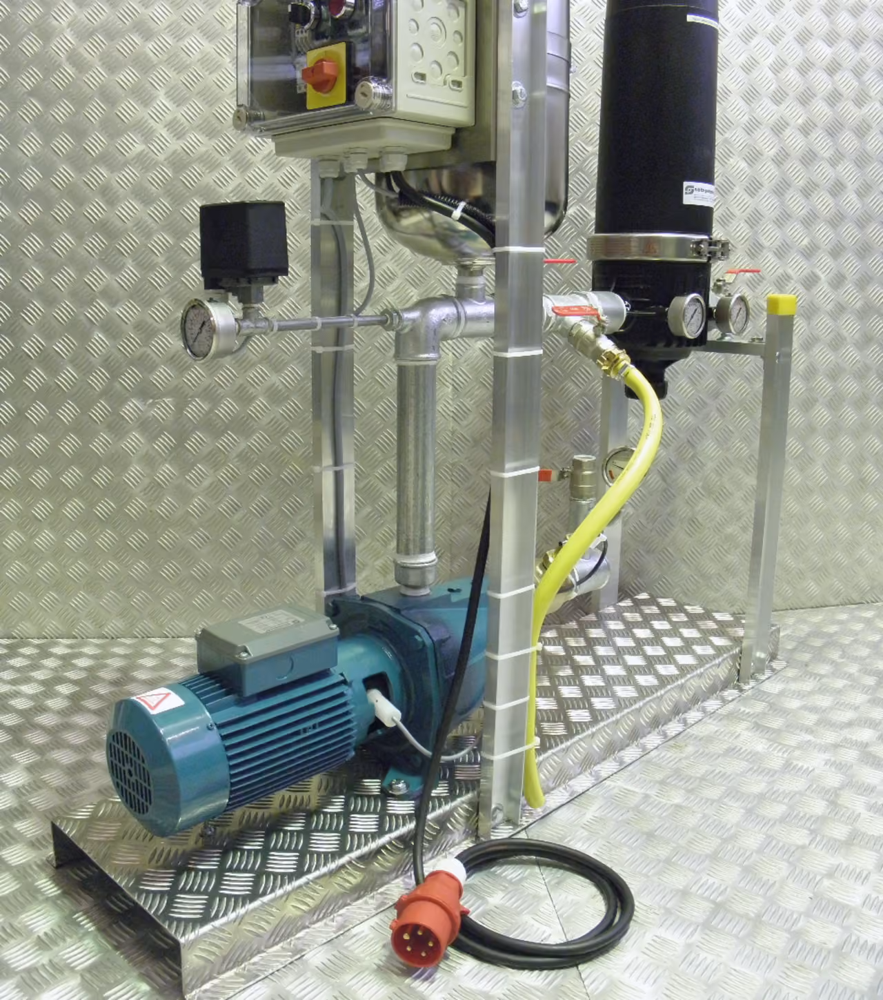 Selbstansaugendes Pumpwerk NG7 mit Lamellenscheibenfilter auf Riffelblech