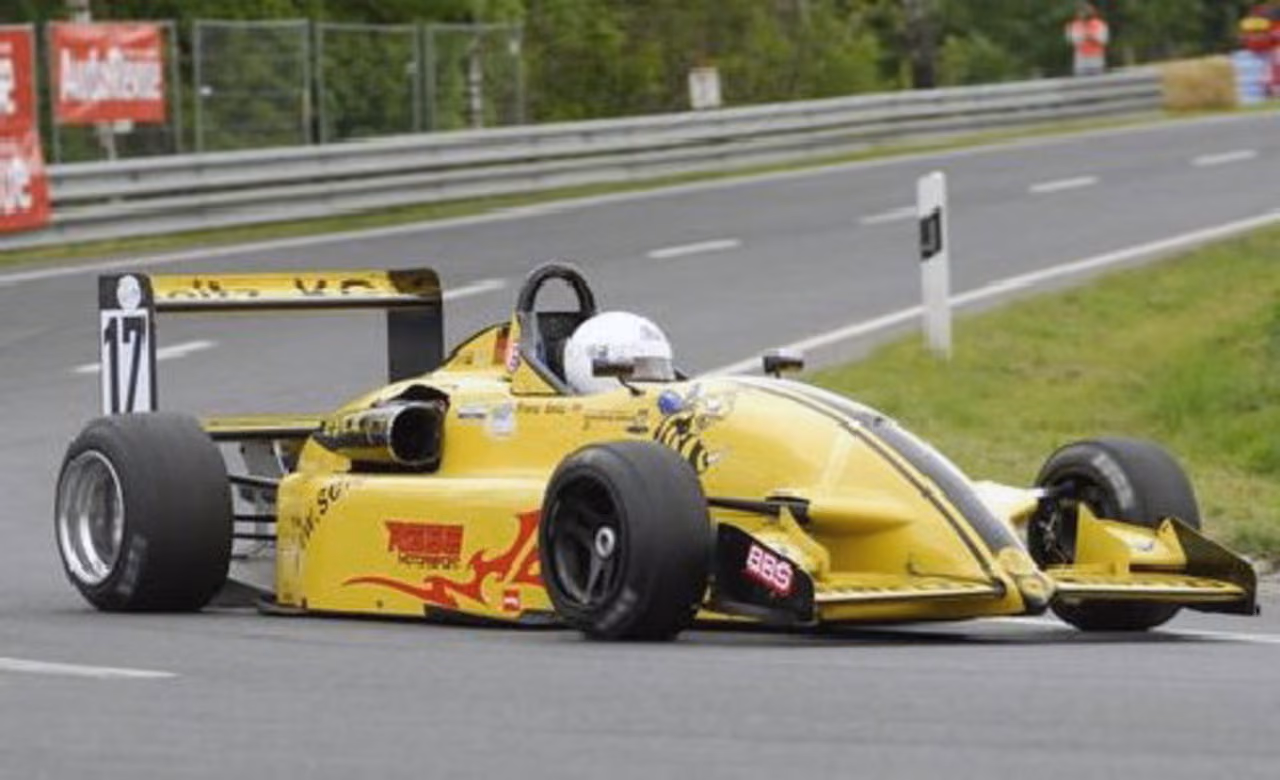 Gelber Formelwagen von Team Seitz beim Bergrennen Eschdorf 2009